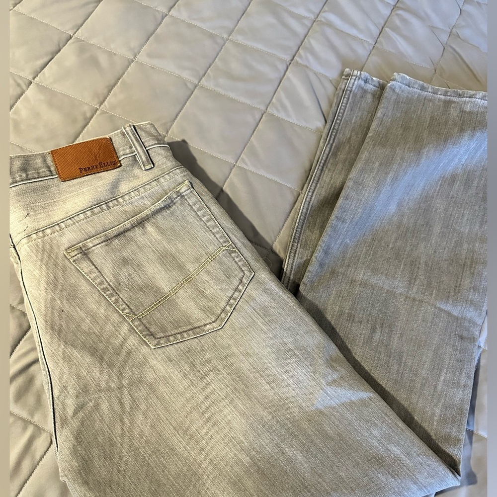Perry Ellis Grey Jeans (33 x 32) Slim Fit: Modern Elegance, Casual Comfort!”